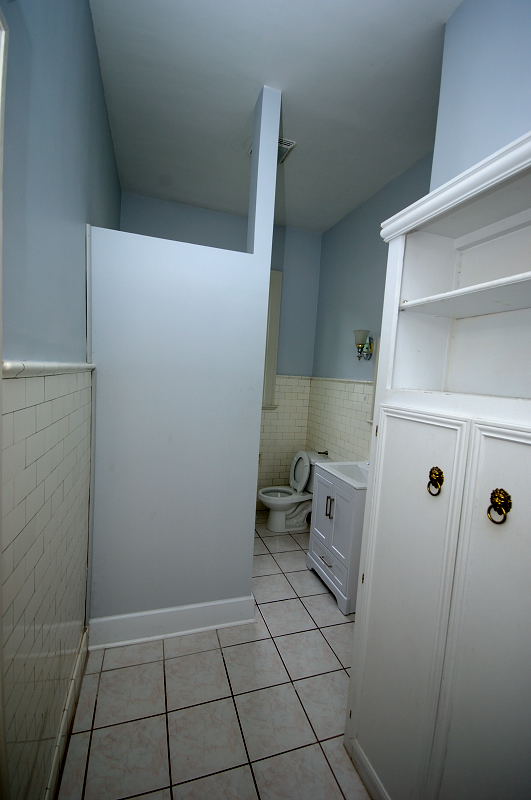 Goldsboro NC - Homes for Rent - Hall Bathroom - 105 South Pineview Avenue Goldsboro NC 27530