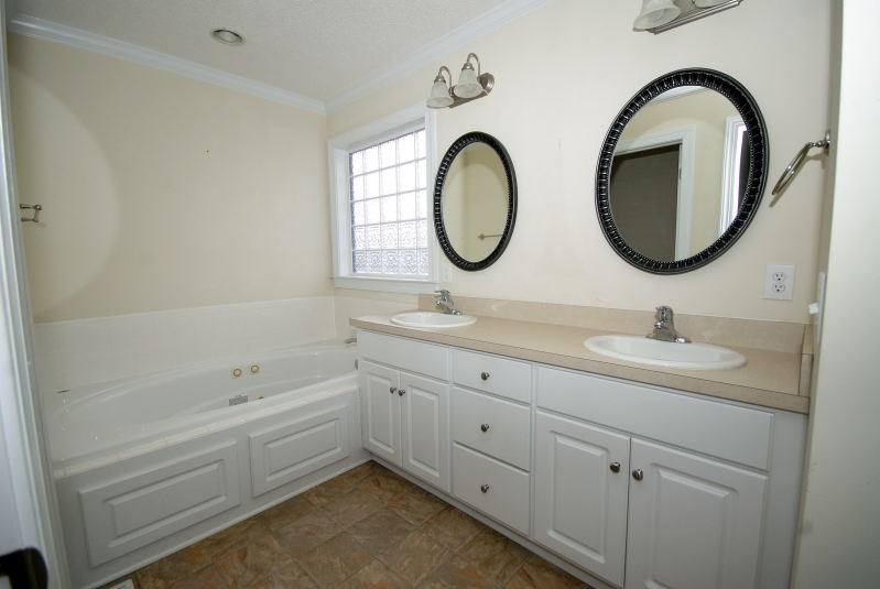 Goldsboro NC - Homes for Rent - Master Bathroom - 120 Willowbrook Dr. Pikeville NC 27863