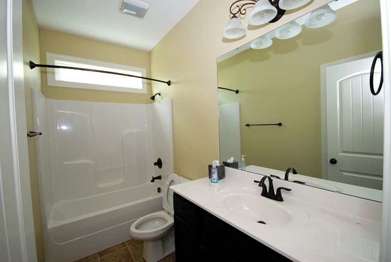 Goldsboro NC - Homes for Rent - 147 Oxford Drive Goldsboro NC 27534 - Bathroom