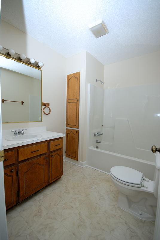 Goldsboro NC - Apartment for Rent - 201 North Goldsboro Street Pikeville NC 27863 - Bathroom