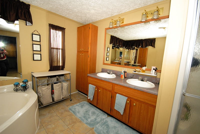 Goldsboro NC - Homes for Rent - Master Bathroom - 3043 Brakefield Drive La Grange NC 28551