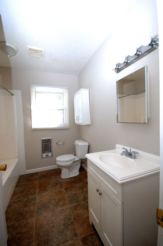 Goldsboro NC - Homes for Rent - 102 Moore Allen St. Dudley NC 28333 - Bathroom