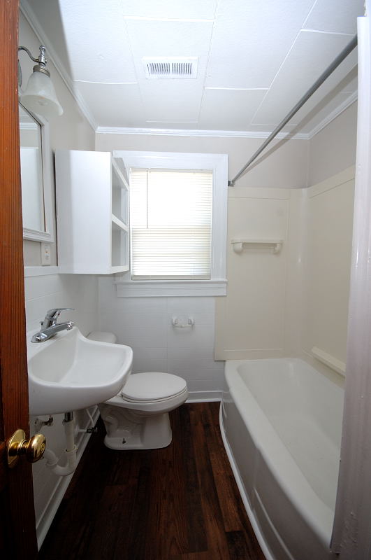 Goldsboro NC - Homes for Rent - 206 S. Spence Ave. Goldsboro NC 27534 - Bathroom