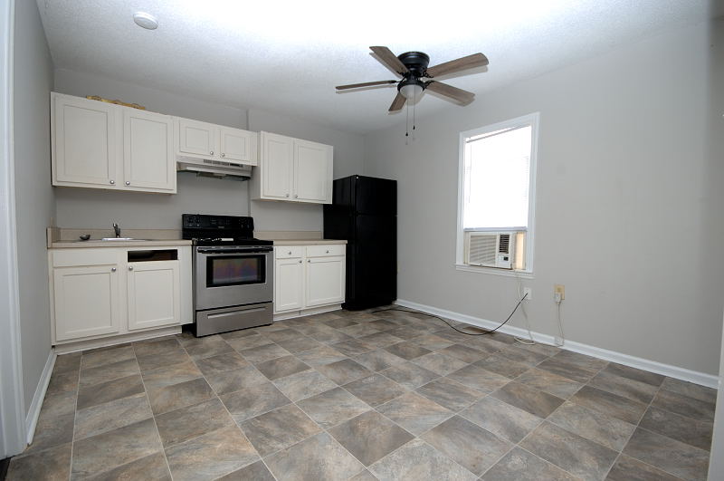 Goldsboro NC - Homes for Rent - 308 West Pine St Apt D Goldsboro NC 27530 - Kitchen / Living Area